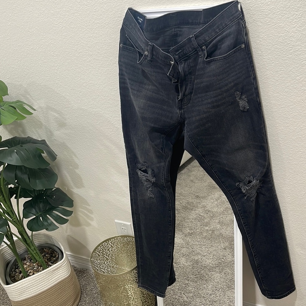 Nice jeans well taken care of, no intentional rips or tears.